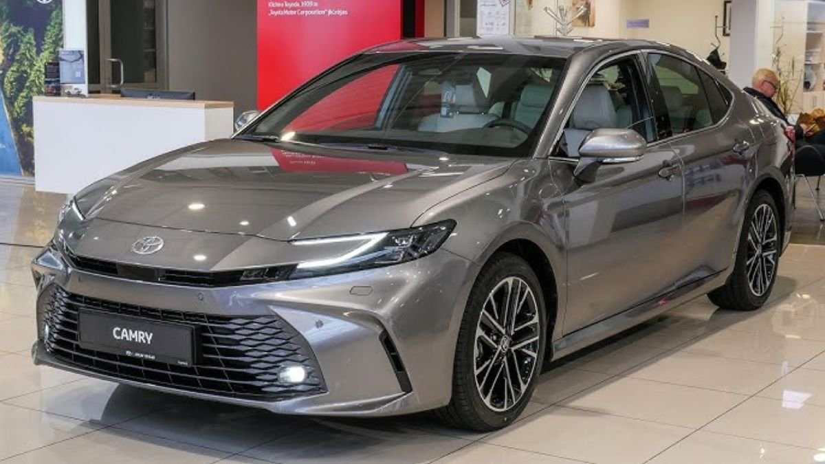 Toyota Camry 2025: हाइब्रिड इंजन और लग्ज़री लुक्स के साथ भारत में लॉन्च