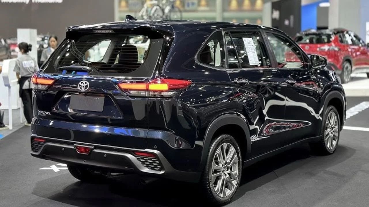 7 सीटर सेगमेंट में खलबली मचा रही है Toyota की मिनी Innova, स्टेंडर्ड फीचर्स के साथ 26kmpl का माइलेज, देखे कीमत